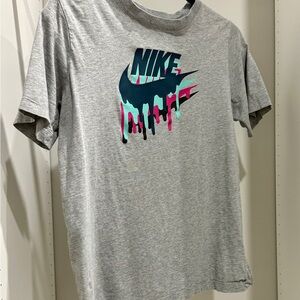 Nike Men's Heather Gray Graphic Drip Logo Tee with Teal & Pink Accents